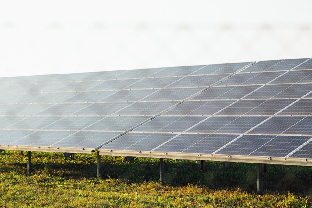 Painéis solares instalados em telhado residencial pela Solar+ Energia Solar